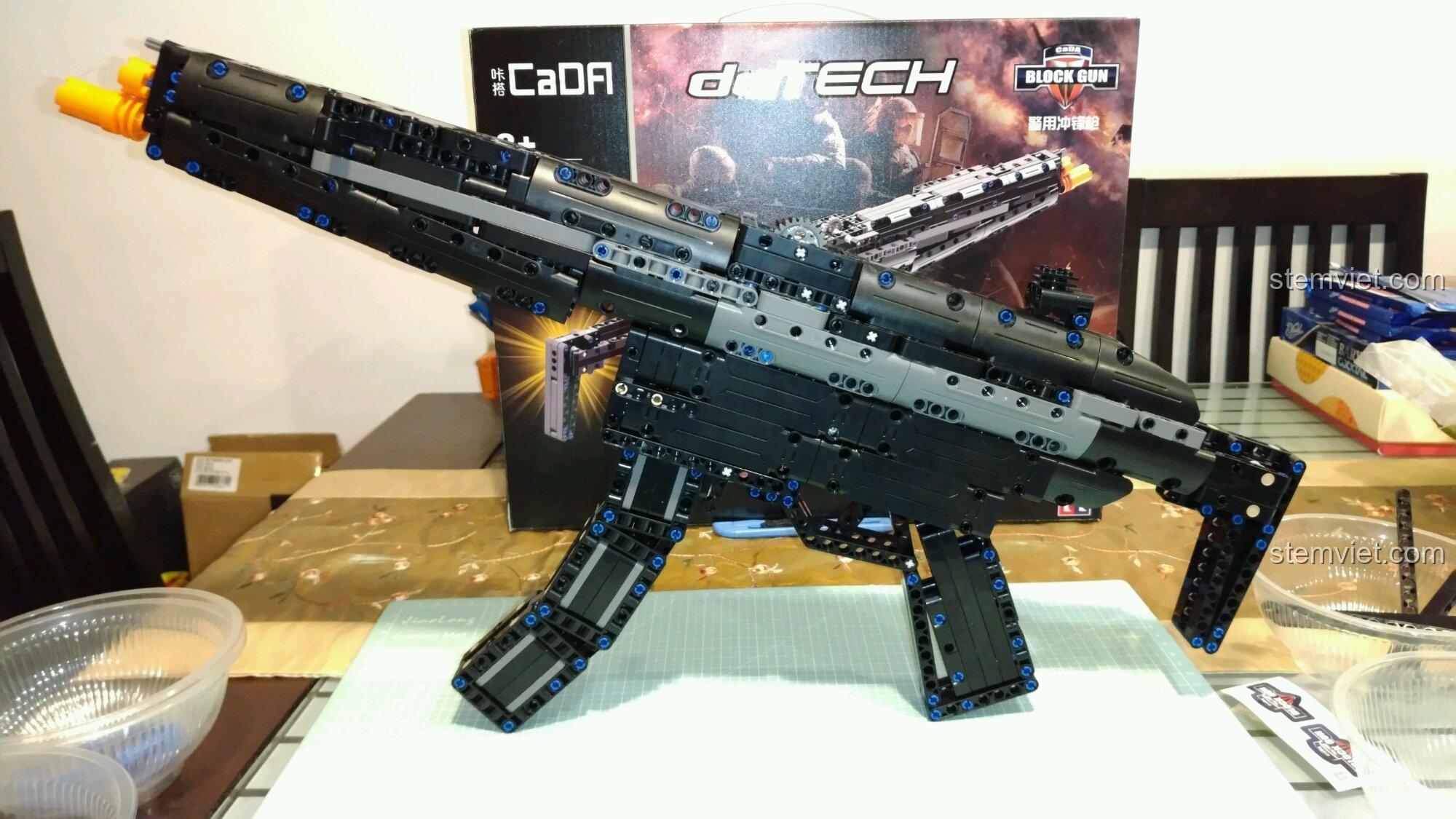 Cảm giác cầm nắm bộ xếp hình Khẩu súng tiểu liên MP5 cho con trai 8 tuổi, rất vừa vặn và chắc chắn.