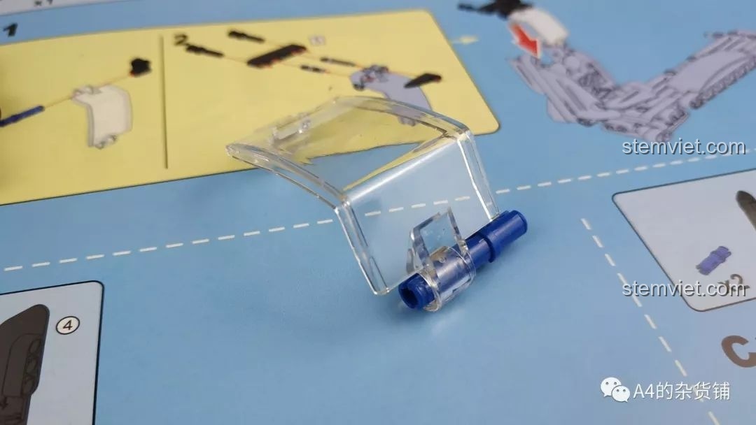 Quá trình lắp một chốt pin màu xanh vào chi tiết kính trong suốt của mô hình CaDA C61016.