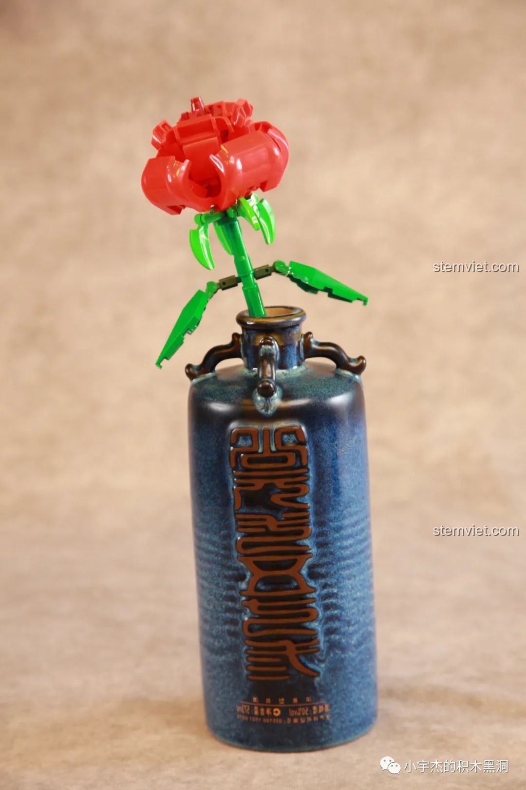 Tận dụng chai rượu cũ để cắm một cành hoa hồng đỏ SEMBO, một ý tưởng tái chế sáng tạo và độc đáo.