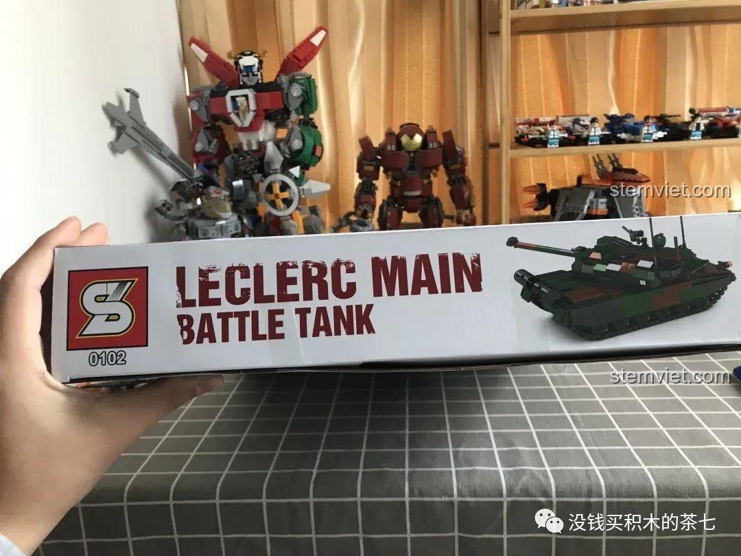 Cầm hộp bộ lắp ráp JiaZhi Tank 0102 Xe Tăng Chủ Lực Leclerc trên tay, cho thấy kích thước thực tế của sản phẩm.