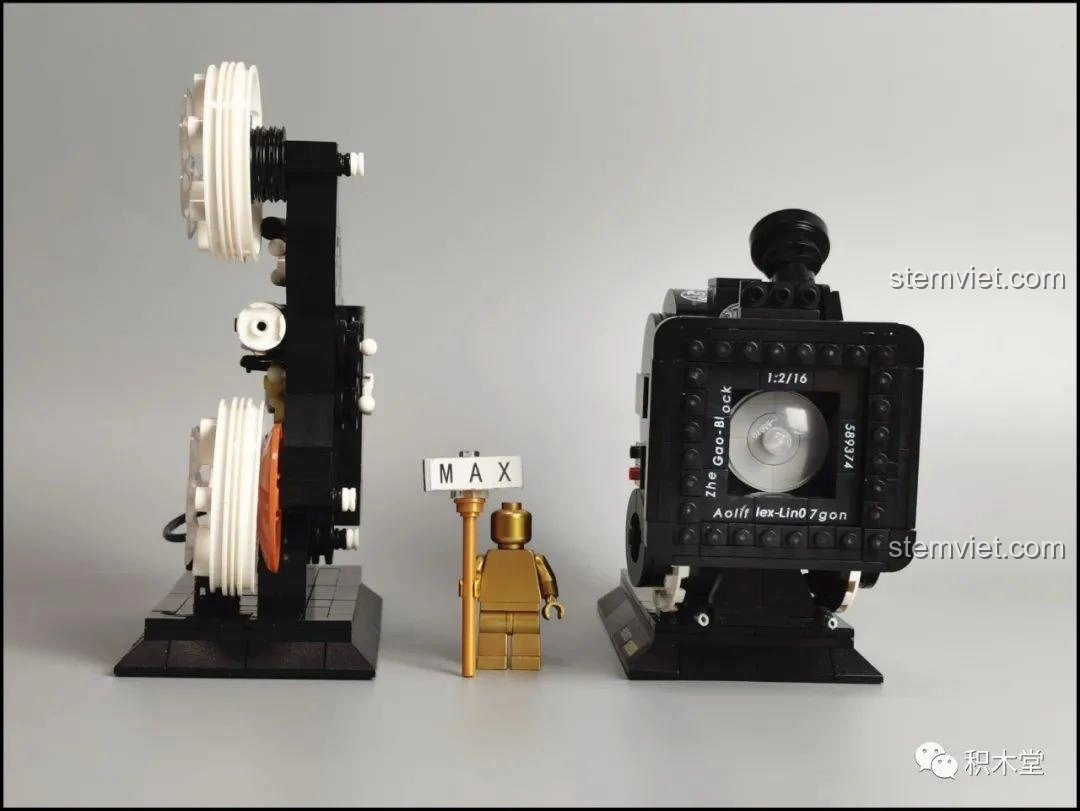 Góc nhìn khác khi cầm mô hình máy quay phim vintage Zhegao 00906 trên tay.