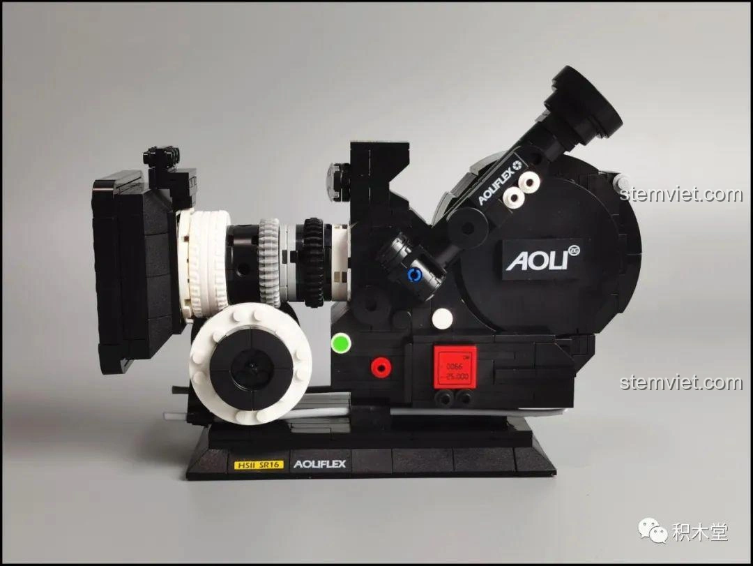 Mô hình máy quay phim vintage Zhegao 00906 được cầm trên tay, thể hiện kích thước nhỏ gọn.