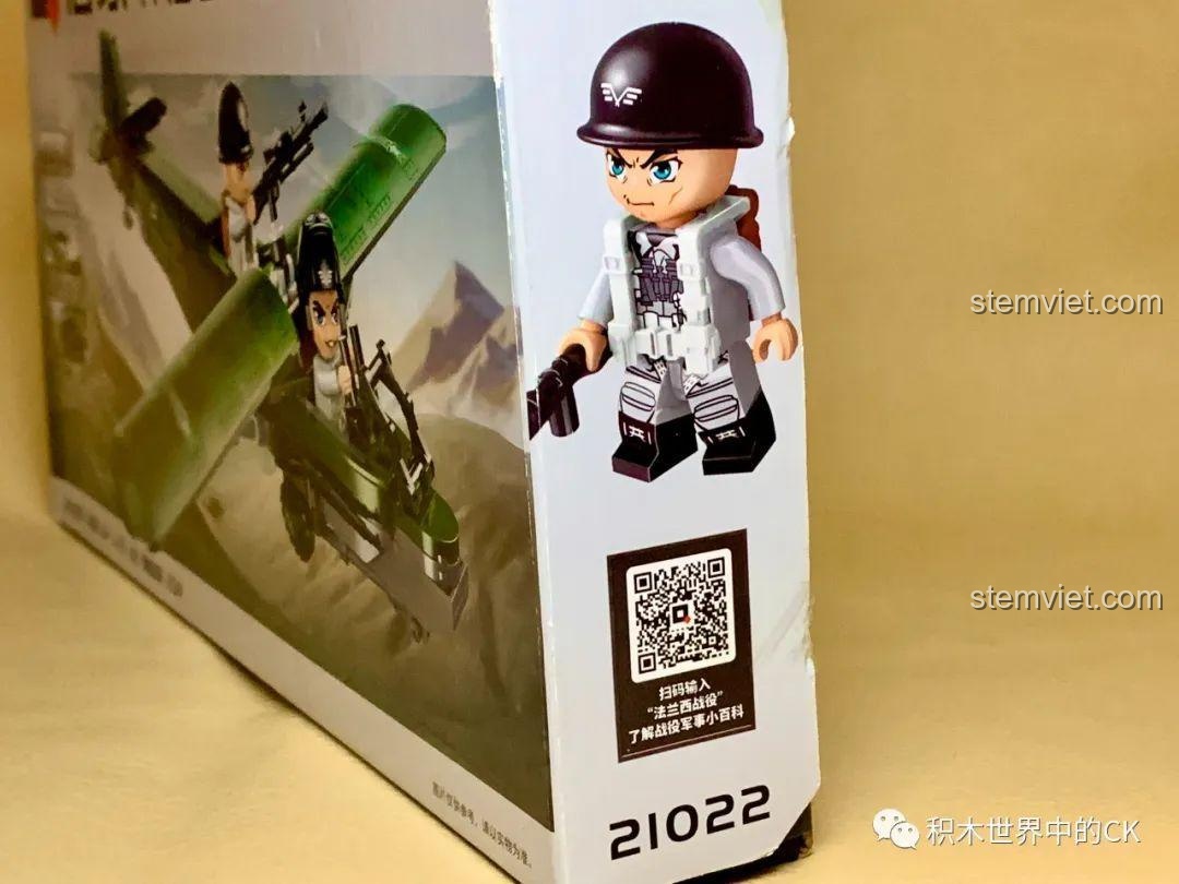 Cảm nhận bộ lắp ráp DFS-230 Glider Enlighten 21022: Chi tiết minifigure phi công Đức trên cạnh hộp.