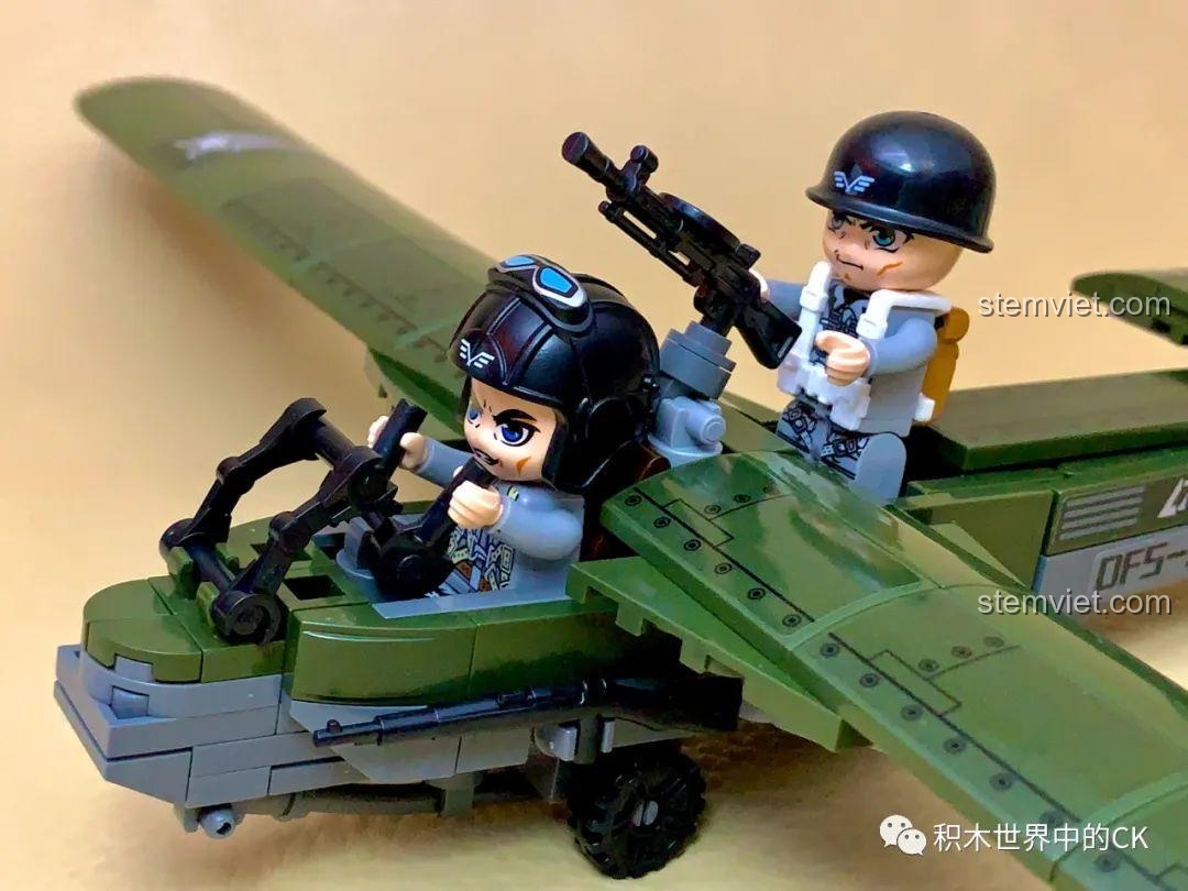 Cảm nhận bộ lắp ráp Máy bay quân sự Đức DFS-230 Enlighten 21022: Cận cảnh buồng lái với phi công và xạ thủ.