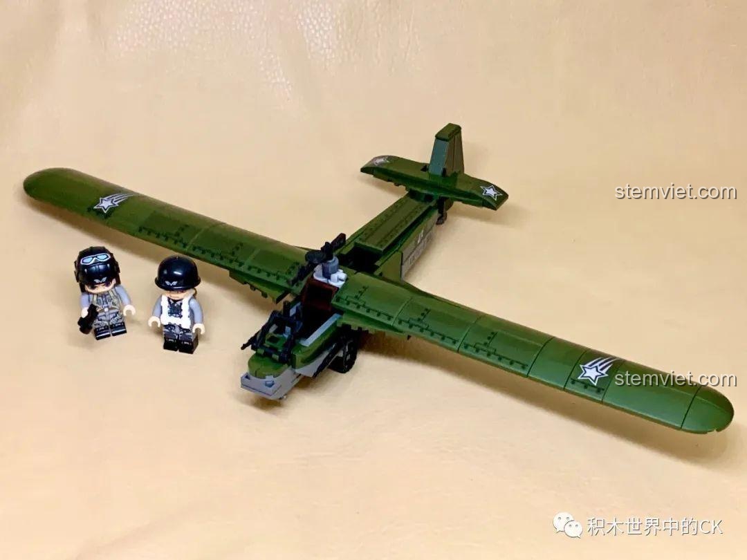 Cảm nhận bộ lắp ráp Máy bay tàu lượn DFS-230 Enlighten 21022: Mô hình hoàn chỉnh với hai minifigure.