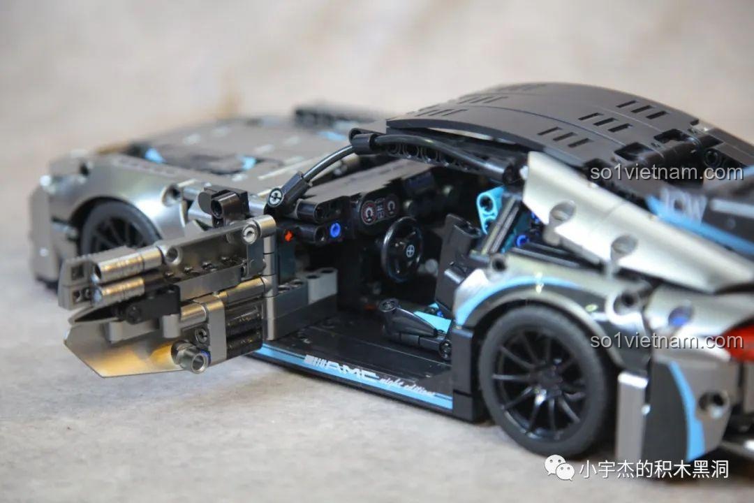 Cảm nhận về bộ lắp ráp Mercedes AMG Bạc Quỷ MJ Blocks 8620A qua hình ảnh mô hình hoàn chỉnh nhìn từ bên hông.