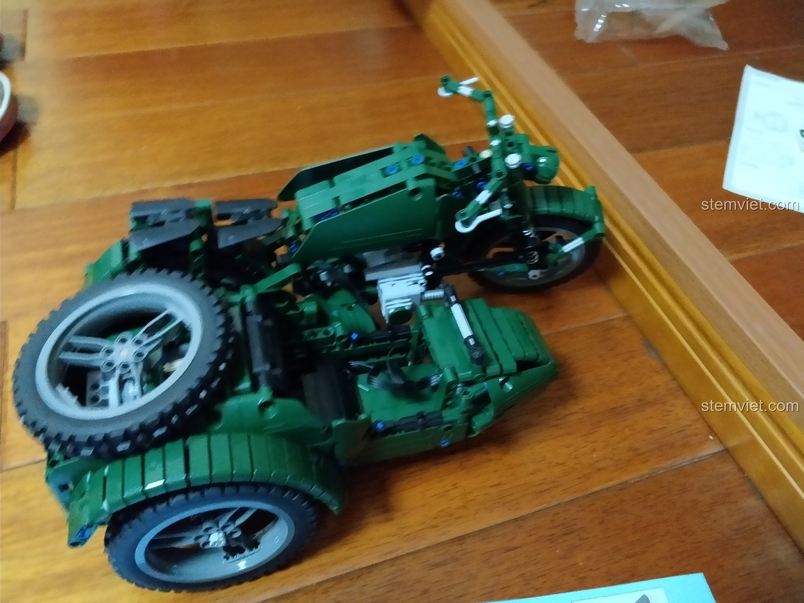 Góc nhìn từ trên cao và bên phải của mô hình CaDA C51021, cho thấy chi tiết thùng xe.