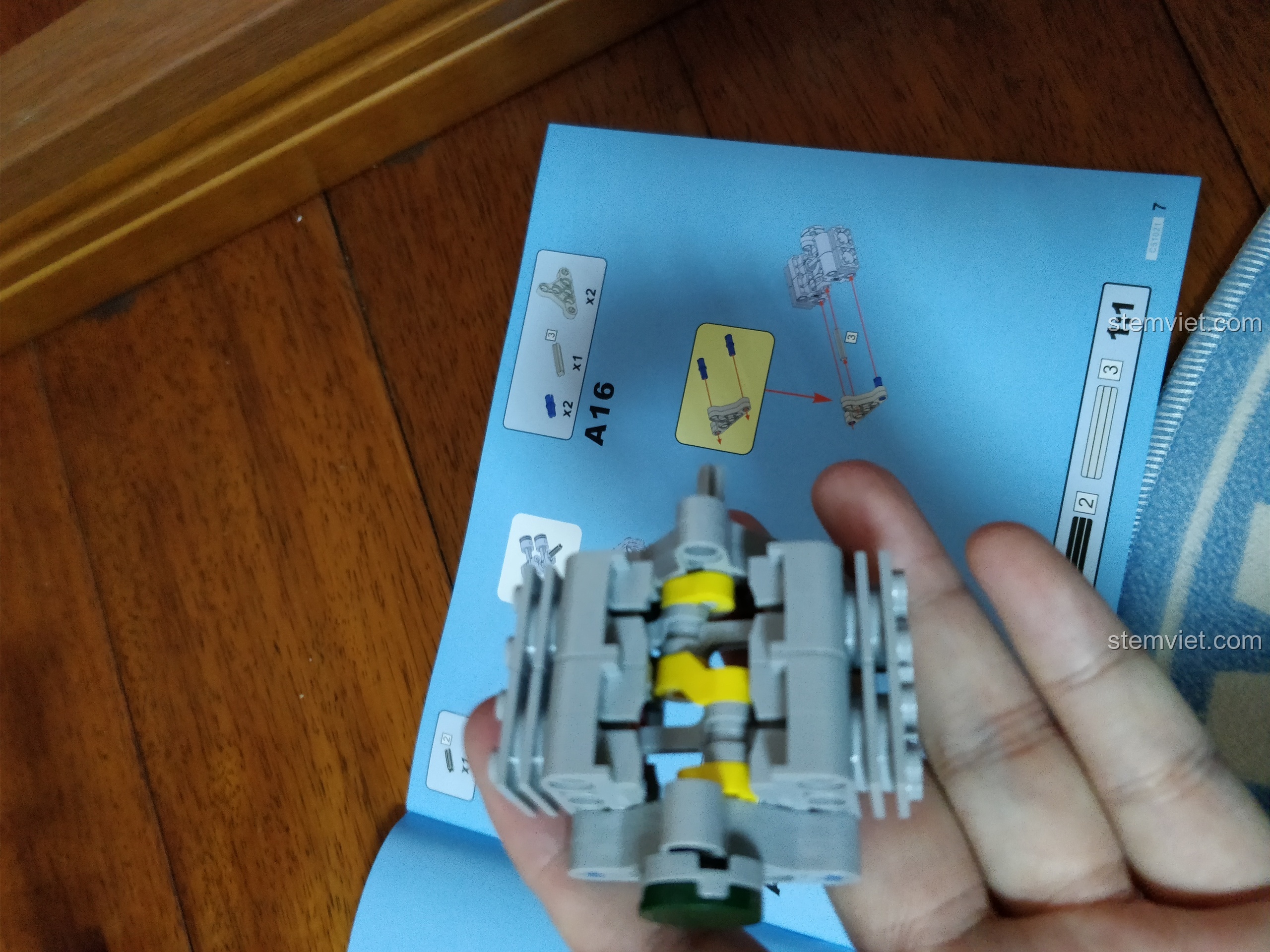 Cận cảnh các piston màu đỏ và trục khuỷu bên trong khối động cơ của xe máy quân sự CaDA C51021.