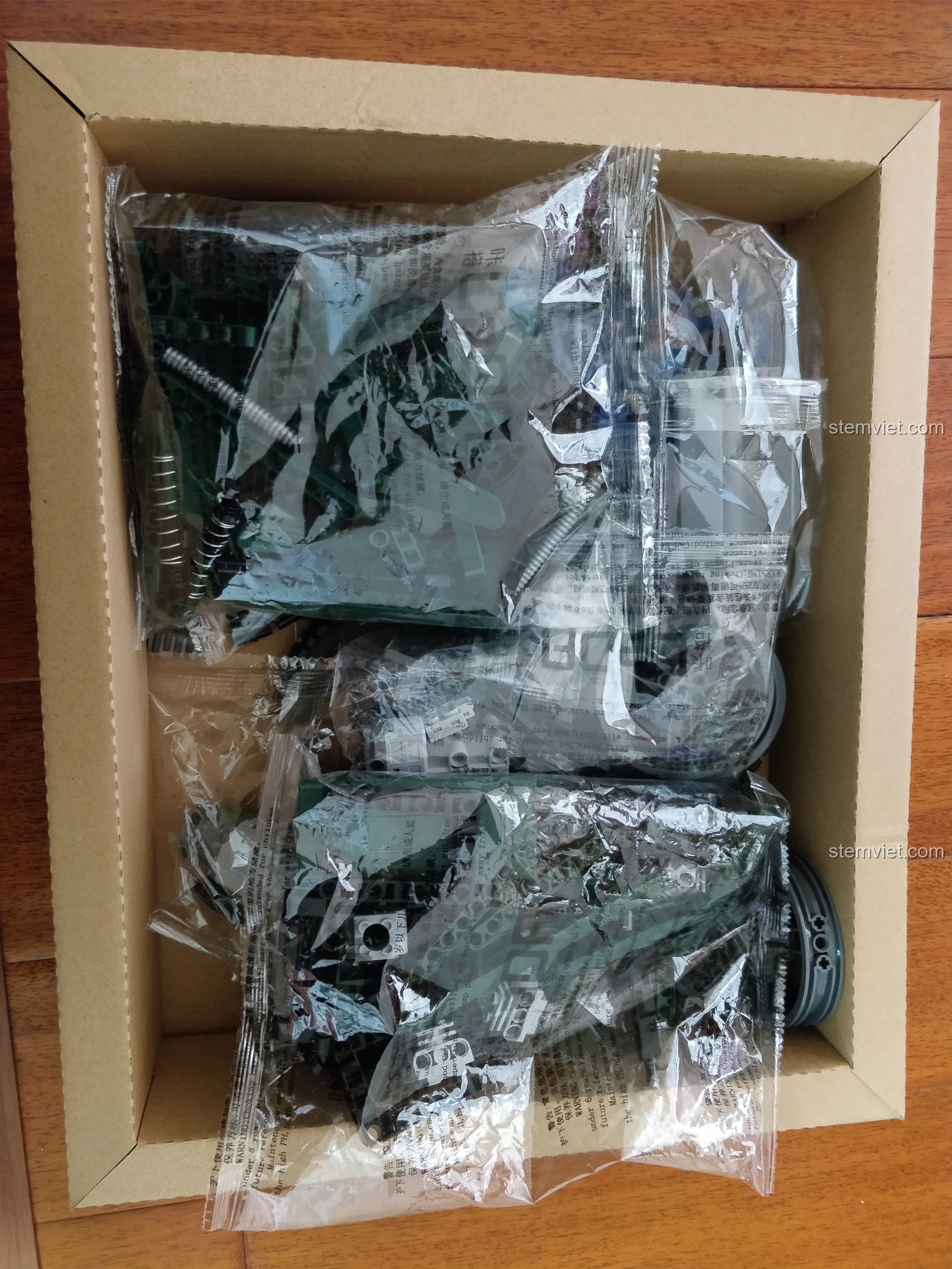 Toàn bộ các chi tiết, động cơ, điều khiển từ xa, lốp xe và sách hướng dẫn của bộ lắp ráp CaDA C51021.