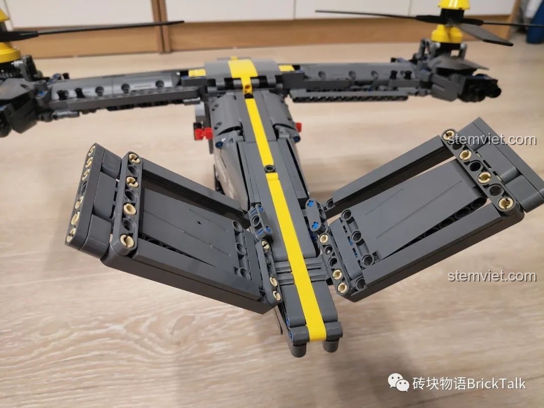 Mô hình CaDA C61076 Máy bay Bell V-280 Valor nhìn từ dưới lên, với phần cánh đuôi có thể gập lại, tăng tính linh hoạt.