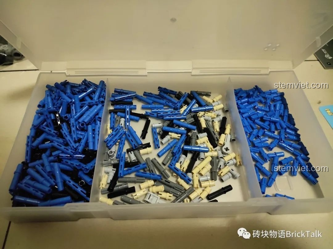 Hộp đựng các loại chốt và trục màu xanh, đen, be của bộ lắp ráp CaDA C61076 Máy bay Bell V-280 Valor, cho thấy sự chuẩn bị kỹ lưỡng.