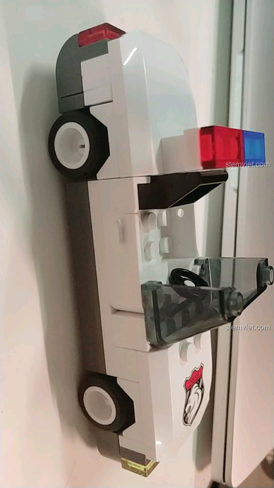 Mô hình xe cảnh sát Enlighten 125 hoàn thiện nhìn từ góc nghiêng, khoe được cả phần thân và nóc xe.