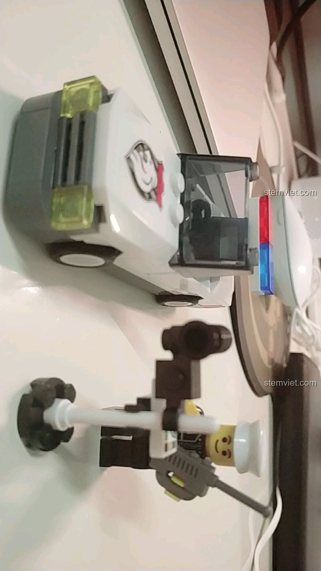 Cảnh sát giao thông đang sử dụng máy đo tốc độ bên cạnh chiếc xe tuần tra trong bộ Enlighten 125.