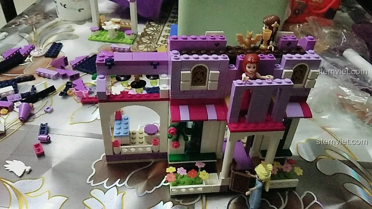 Các giải thưởng và cúp vinh quang của nhà vua được trưng bày trong thư viện, biểu tượng của sự thành công trong bộ lắp ráp Enlighten 2608.