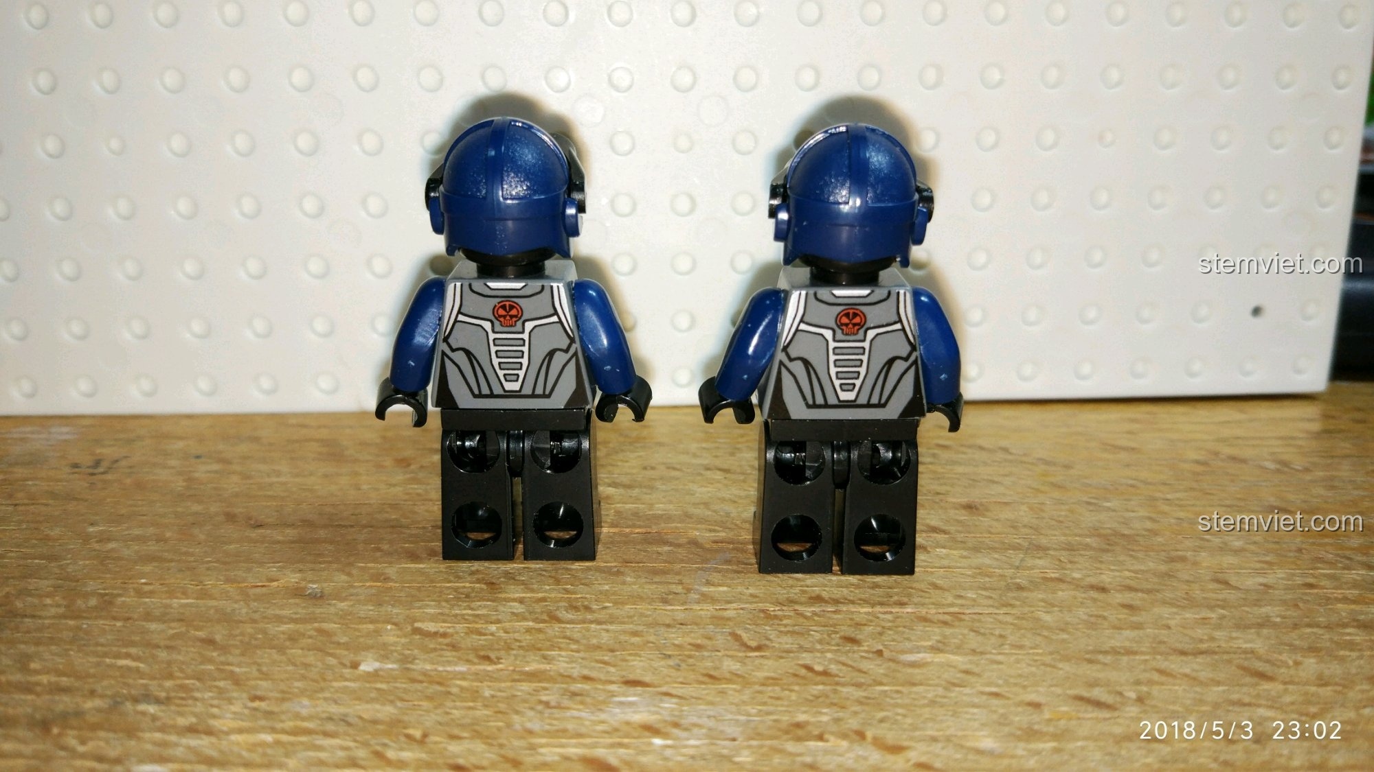 Mặt sau của hai nhân vật minifigure nam Enlighten 2716 với phụ kiện, cảm nhận Enlighten 2716 Máy bay không gian