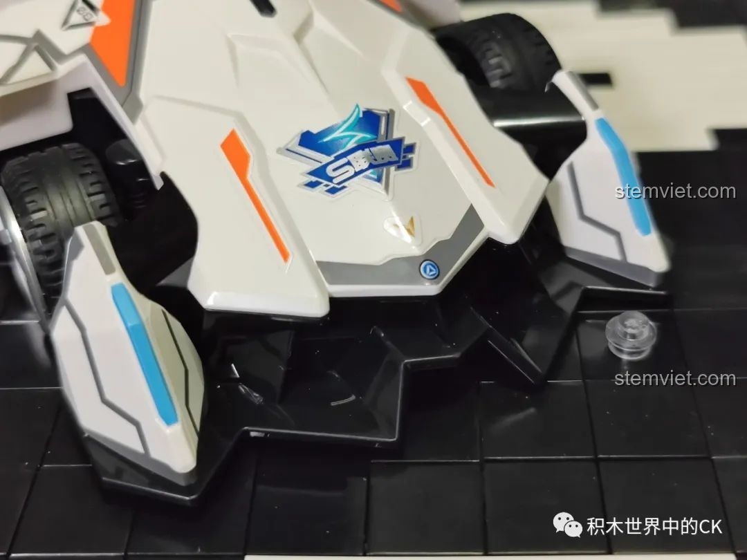 Cận cảnh mũi xe của bộ lắp ghép Enlighten 74034 S-Phá Hiểu Giả, với logo và chi tiết đèn LED giả sắc nét.