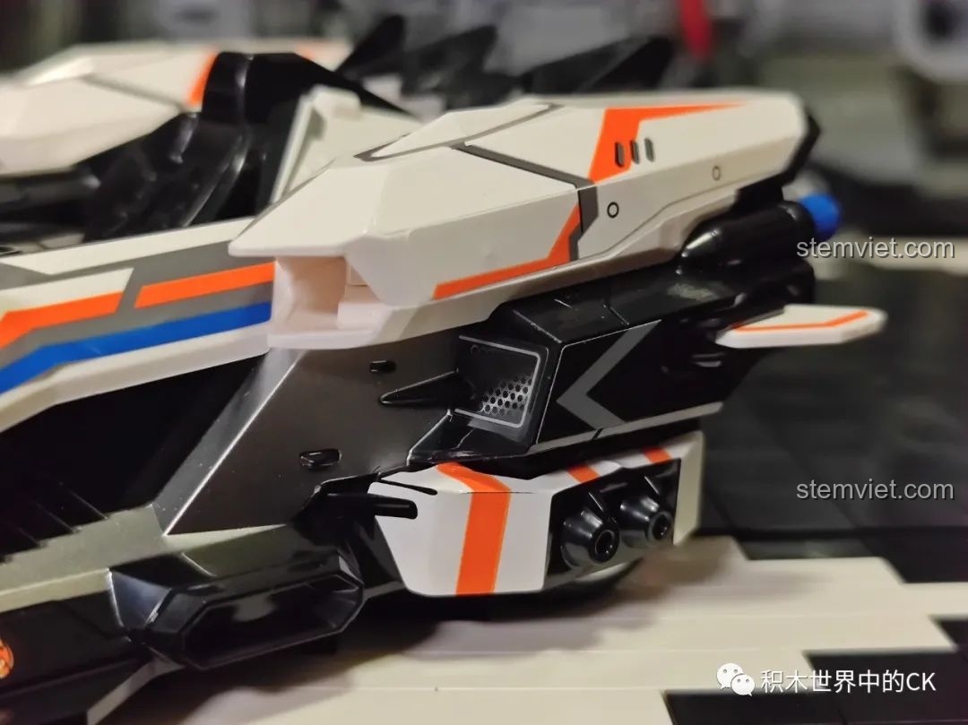 Chi tiết bên hông xe của mô hình Enlighten 74034 S-Phá Hiểu Giả, với các đường gân nổi và decal trang trí.