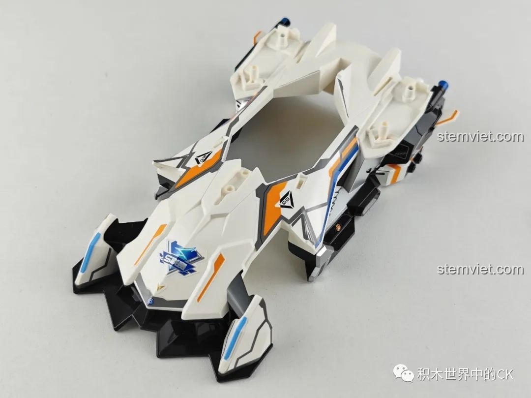Khung xe của bộ lắp ghép Enlighten 74034 S-Phá Hiểu Giả đang trong quá trình lắp ráp, thể hiện cấu trúc cơ bản.