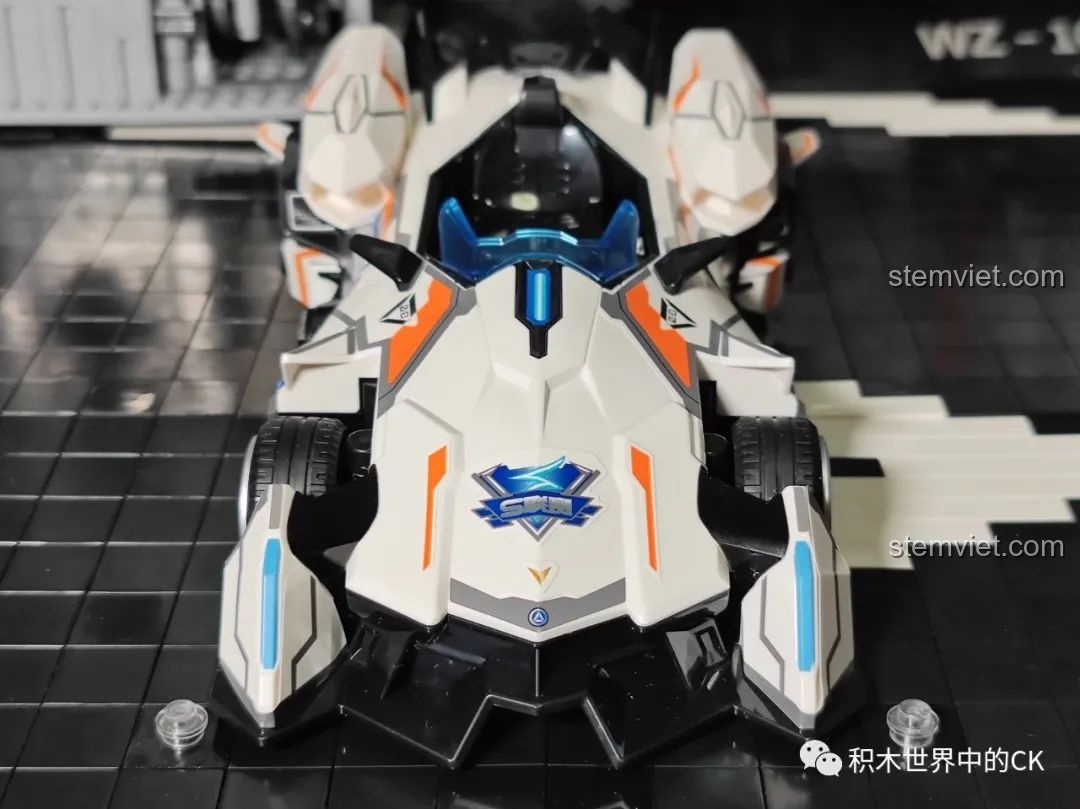 Mặt trước của mô hình xe đua Enlighten 74034 S-Phá Hiểu Giả, nổi bật với đèn pha và thiết kế hiện đại.