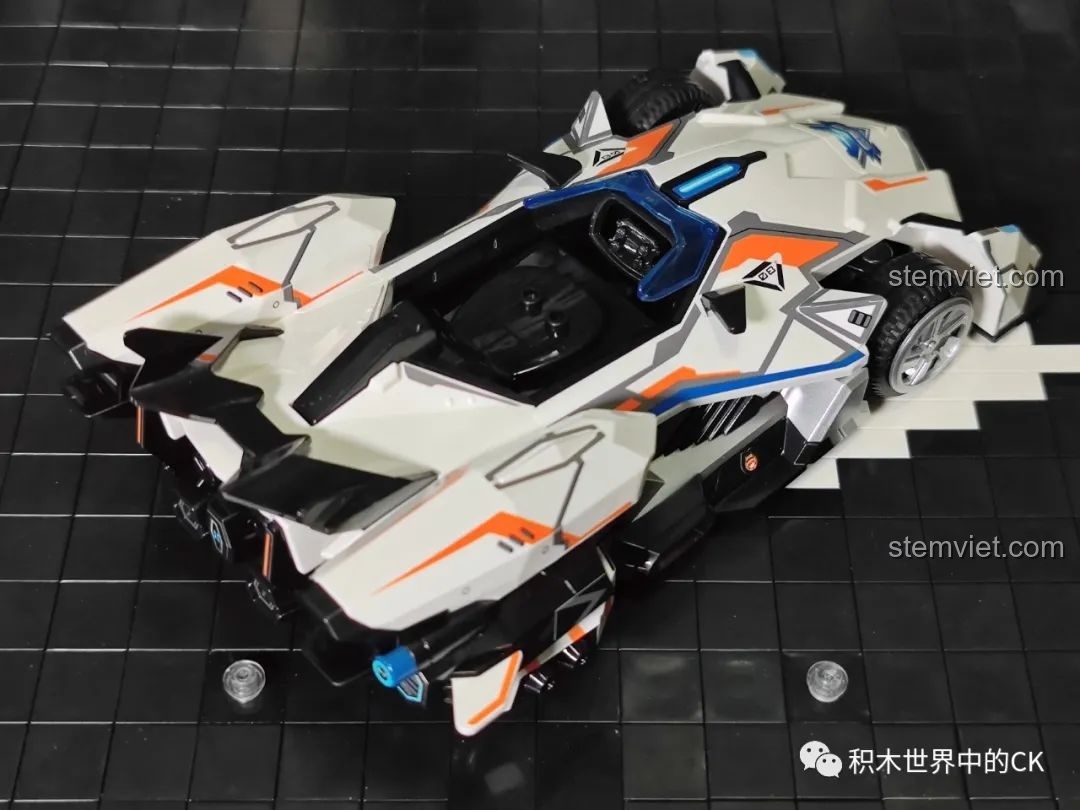 Góc nhìn từ trên xuống của xe đua Enlighten 74034 S-Phá Hiểu Giả, thể hiện tổng thể thiết kế và các chi tiết trên thân xe.