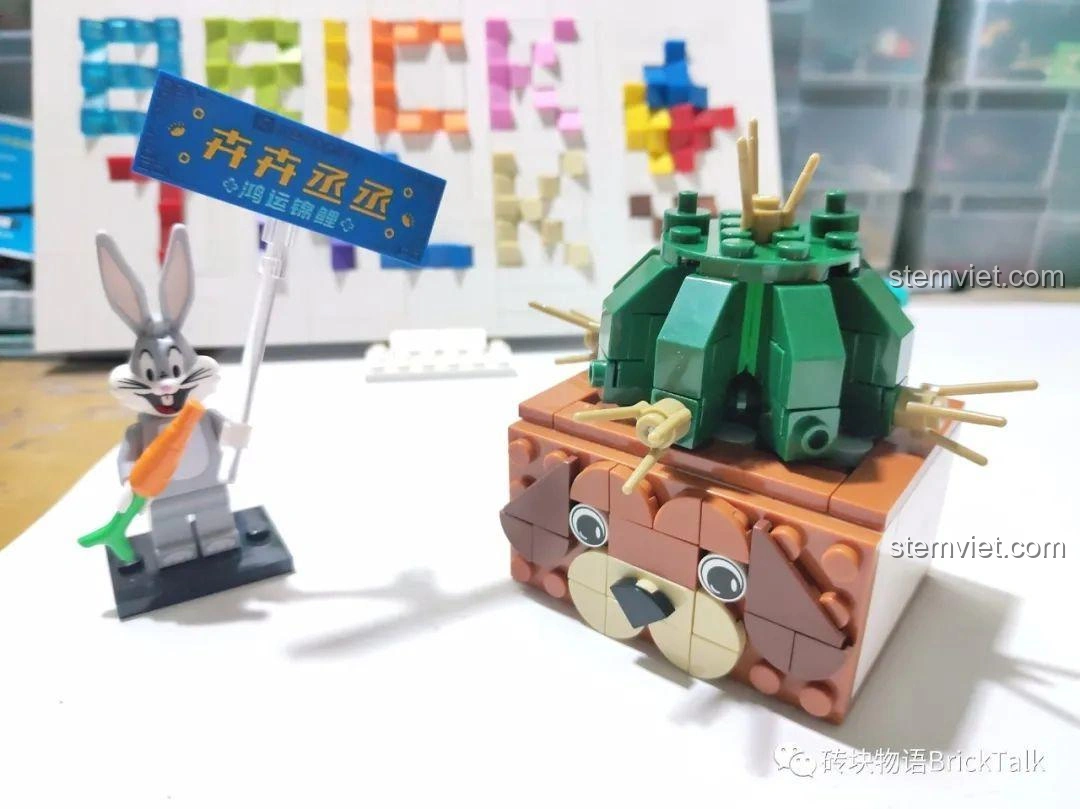 Hoàn thiện phần thân cây xương rồng gai góc của Forange FC8304 Cây Xương Rồng Nở Hoa, với các chi tiết gai nhọn chân thực.