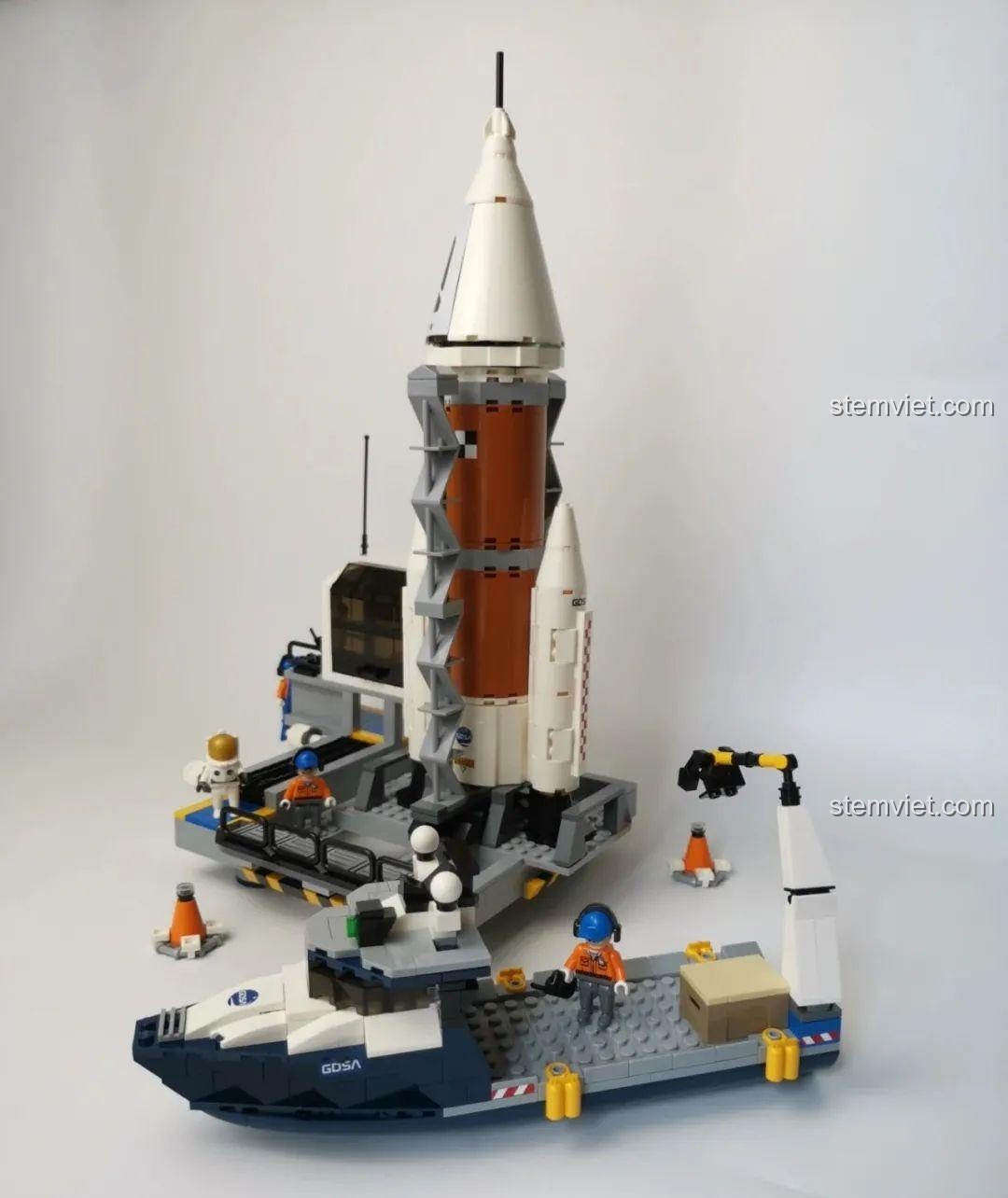 Mô hình GUDI 10804 hoàn chỉnh với các minifigure đang thực hiện nhiệm vụ, tạo nên một khung cảnh sống động.