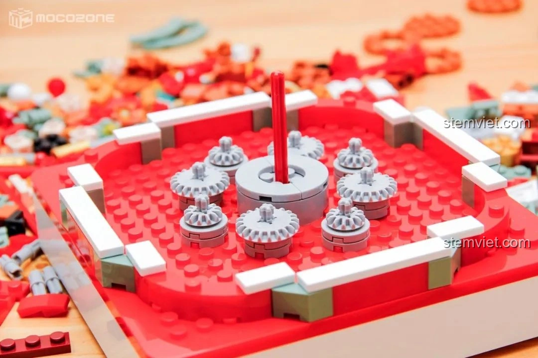 Cấu trúc bánh răng phức tạp ở phần đế của Hộp nhạc Giáng Sinh Xoay Tự Động JAKI JK1365, giúp các nhân vật tự xoay khi mô hình chuyển động.