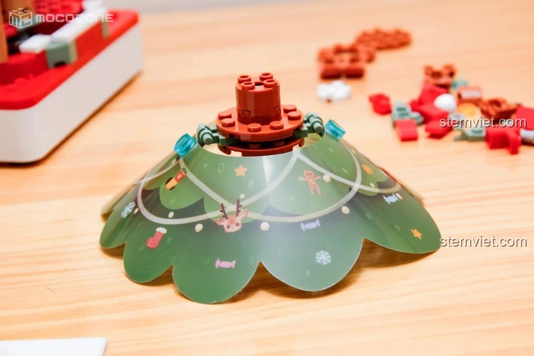 Phần mái vòm hình cây thông Noel của Hộp nhạc Giáng Sinh Xoay Tự Động JAKI JK1365, làm từ vật liệu PVC mềm dẻo, in họa tiết trang trí.