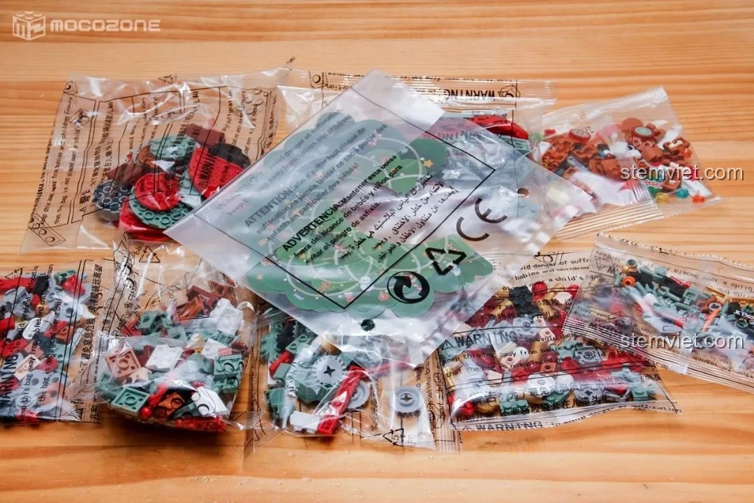 Các túi mảnh ghép của bộ Hộp nhạc Giáng Sinh Xoay Tự Động JAKI JK1365, đa dạng màu sắc và kích thước, sẵn sàng cho việc lắp ráp.