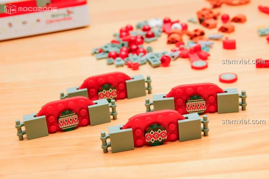 Các thanh đỡ trang trí của Hộp nhạc Giáng Sinh Xoay Tự Động JAKI JK1365, với các chi tiết in họa tiết Giáng Sinh và màu sắc hài hòa.