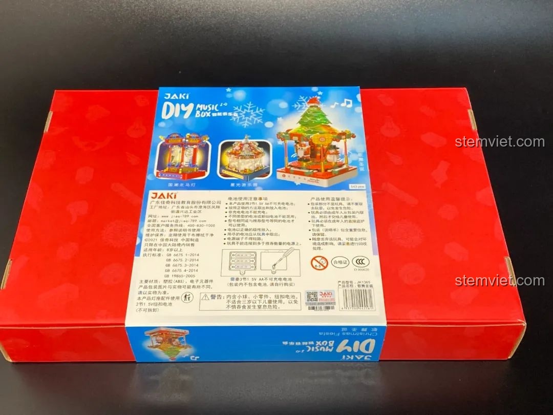 Mặt sau bao bì Hộp nhạc Giáng Sinh Xoay Tự Động JAKI JK1365 với các thông tin chi tiết về sản phẩm. Đồ chơi lắp ráp Giáng Sinh có nhạc.
