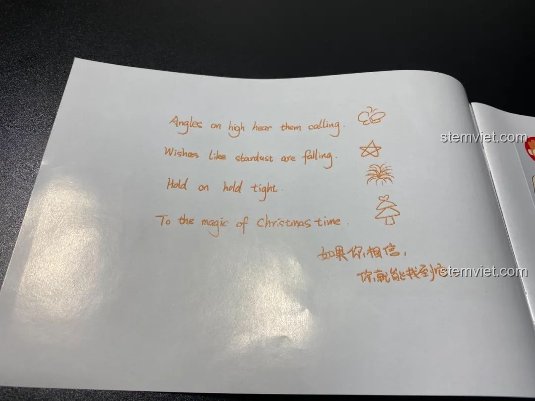 Trang đầu sách hướng dẫn Hộp nhạc Giáng Sinh Xoay Tự Động JAKI JK1365 với thông điệp ý nghĩa từ nhà thiết kế. Đồ chơi lắp ráp Giáng Sinh có nhạc.