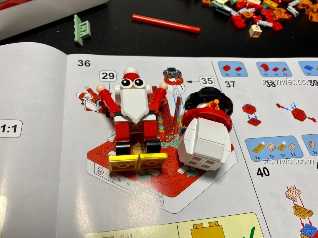 Quá trình lắp ráp nhân vật Ông già Noel và Người tuyết cho Hộp nhạc Giáng Sinh Xoay Tự Động JAKI JK1365. Đồ chơi lắp ráp Giáng Sinh có nhạc.