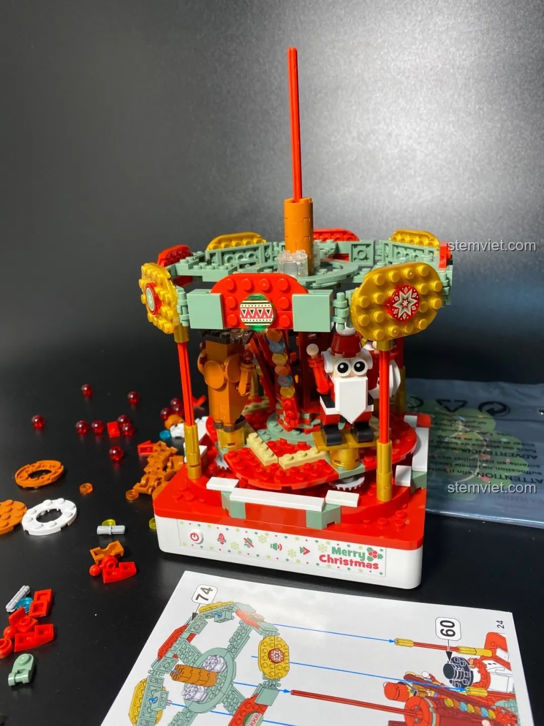 Phần thân chính của Hộp nhạc Giáng Sinh Xoay Tự Động JAKI JK1365 đã hoàn thiện, với các nhân vật được đặt vào vị trí. Đồ chơi lắp ráp Giáng Sinh có nhạc.