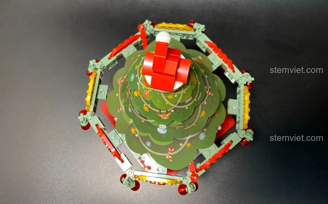 Cận cảnh các nhân vật trên Hộp nhạc Giáng Sinh Xoay Tự Động JAKI JK1365 khi đang xoay tròn. Đồ chơi lắp ráp Giáng Sinh có nhạc.