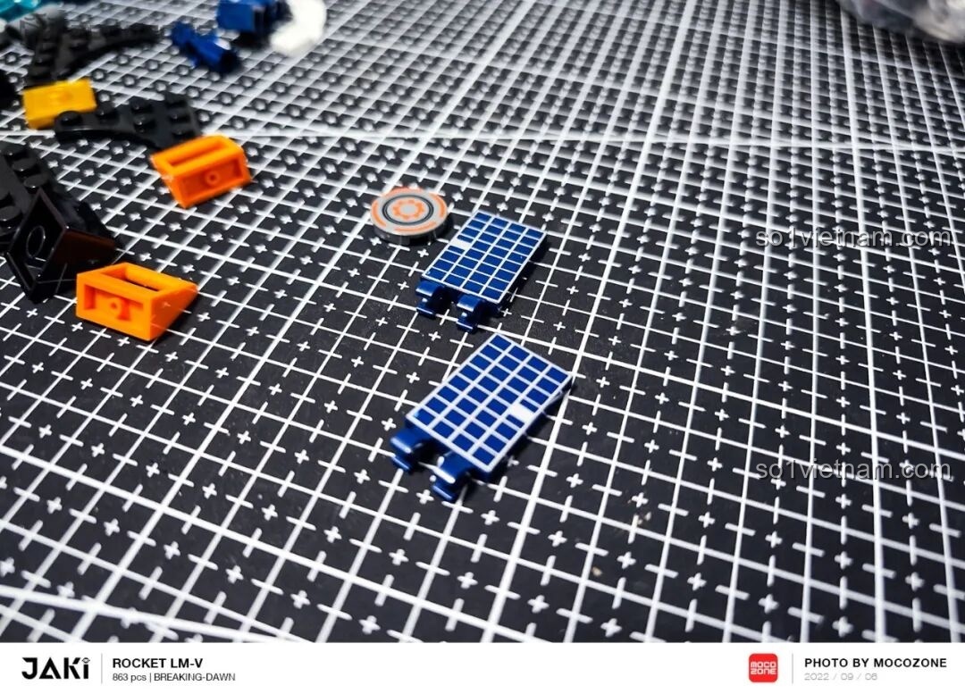 Cận cảnh các mảnh ghép nhỏ của bộ JAKI JK8501 Tên lửa Bình Minh 5, cho thấy chất liệu nhựa ABS cao cấp và màu sắc tươi sáng. Cảm nhận JAKI JK8501.