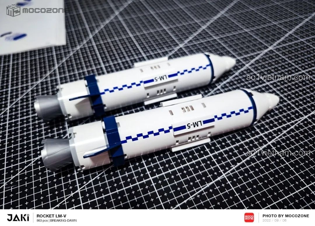 Hai bộ phận đẩy phụ với thiết kế trong suốt của JAKI JK8501 Tên lửa Bình Minh 5, để lộ các chi tiết bên trong. Cảm nhận JAKI JK8501.