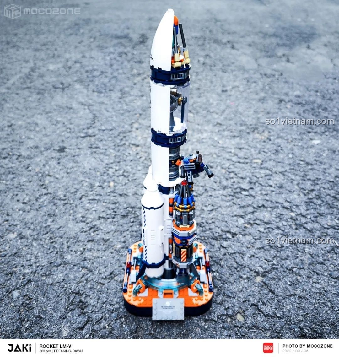 Mô hình tên lửa JAKI JK8501 Tên lửa Bình Minh 5 chụp ngoài trời, khoe mặt trong suốt với các chi tiết bên trong. Cảm nhận JAKI JK8501.
