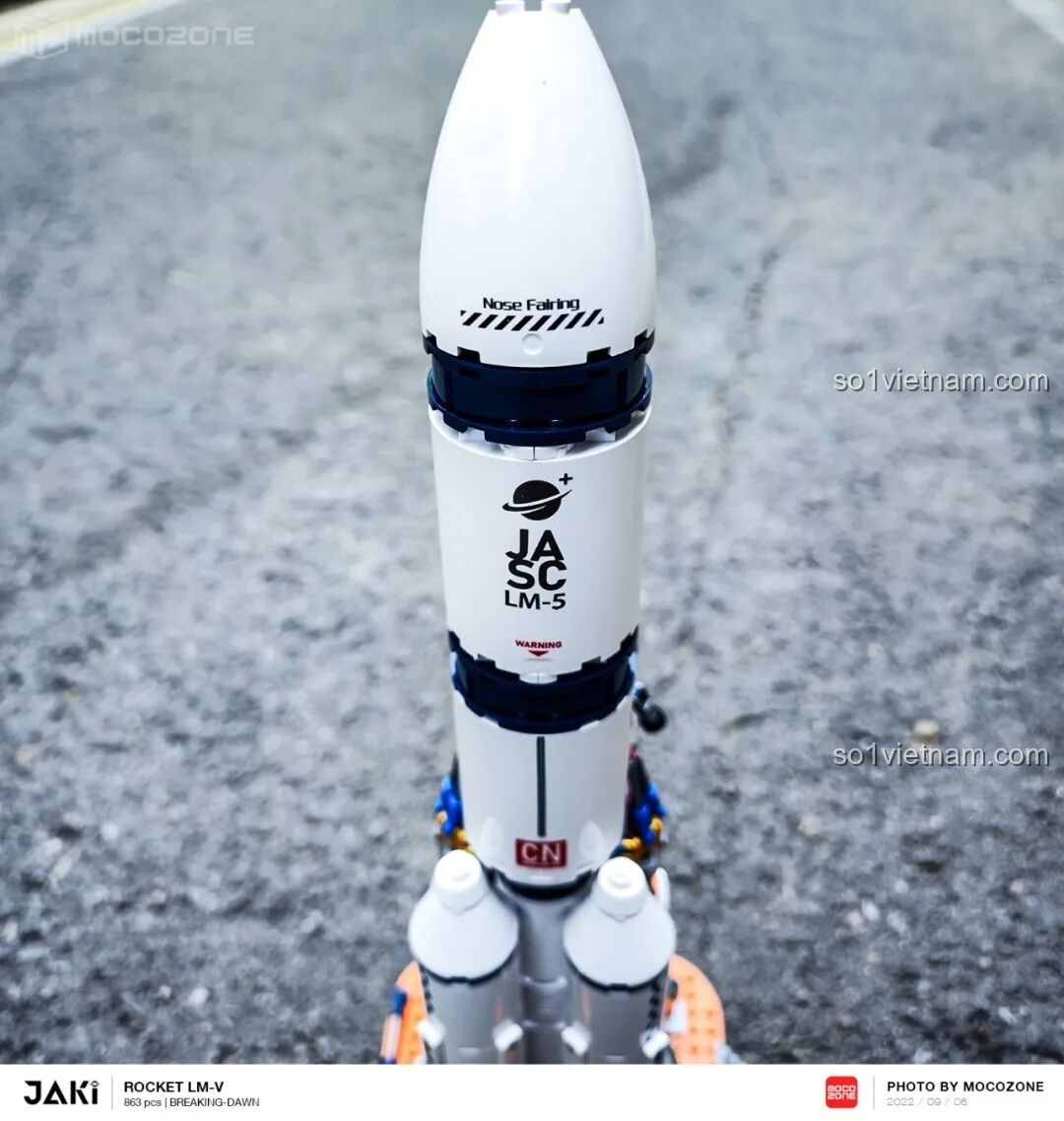 Toàn cảnh mô hình tên lửa JAKI JK8501 Tên lửa Bình Minh 5 chụp ngoài trời từ xa, thể hiện sự hài hòa với không gian xung quanh. Cảm nhận JAKI JK8501.