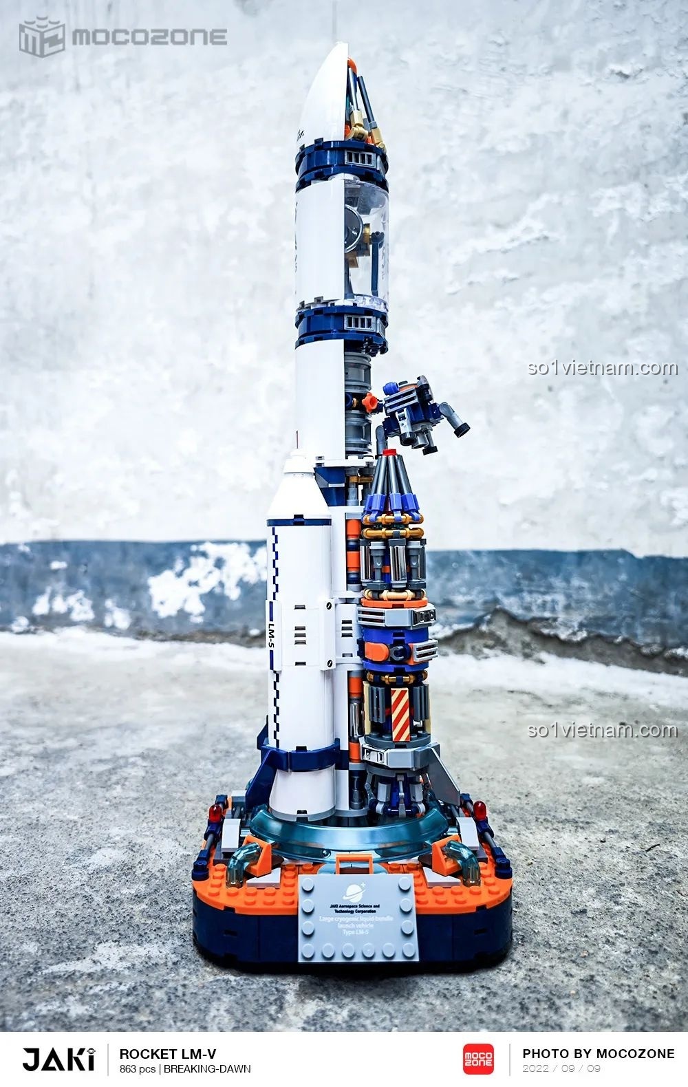 Mô hình tên lửa JAKI JK8501 Tên lửa Bình Minh 5 đặt cạnh mô hình phi hành gia cùng series, tạo nên một cảnh tượng không gian sống động. Cảm nhận JAKI JK8501.