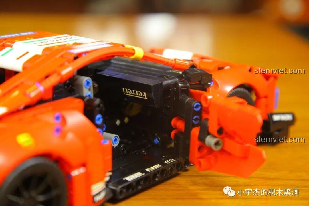 Góc nhìn ngang của mô hình cảm nhận JiaZhi 8613 Mô hình xe đua Ferrari 488 GTE với lỗi dán sticker.