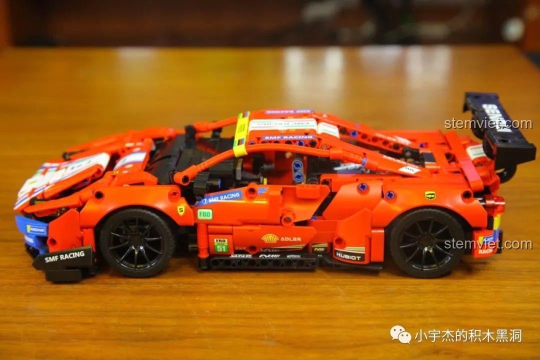 So sánh mô hình cảm nhận JiaZhi 8613 Mô hình xe đua Ferrari 488 GTE với một mẫu xe Technic màu hồng.