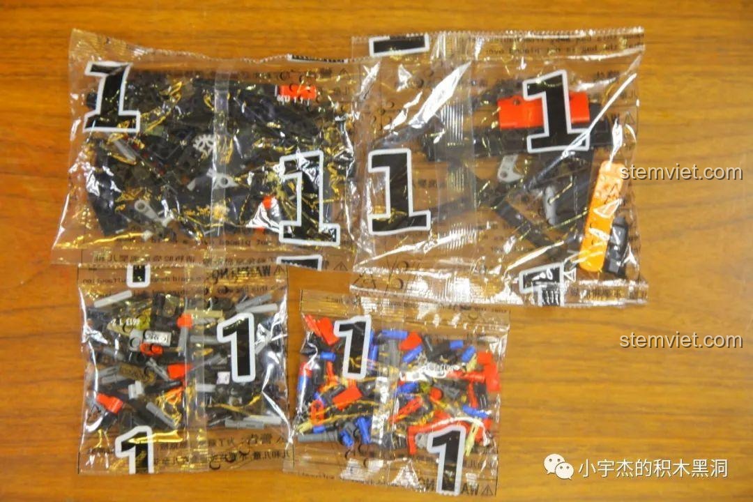 Các túi mảnh ghép được đánh số 1 của bộ cảm nhận JiaZhi 8613 Mô hình xe đua Ferrari 488 GTE, sẵn sàng cho giai đoạn đầu.