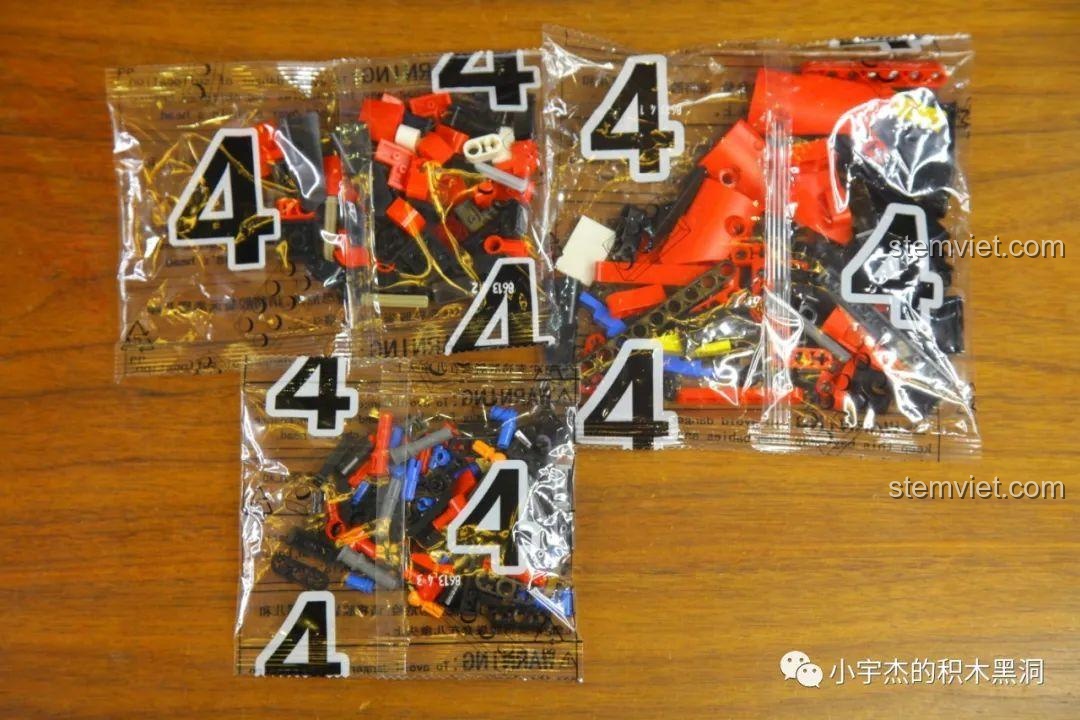 Các túi mảnh ghép được đánh số 4 của bộ cảm nhận JiaZhi 8613 Mô hình xe đua Ferrari 488 GTE, cho giai đoạn cuối.