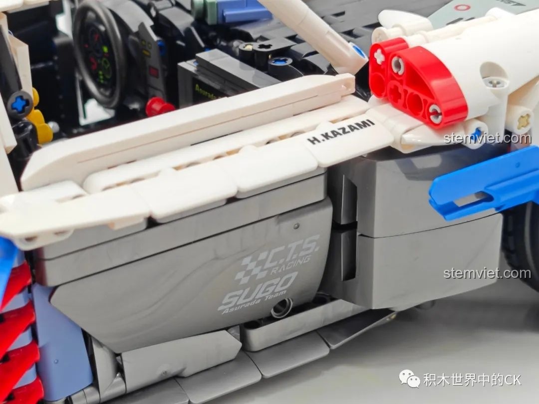 Cận cảnh chi tiết bánh sau và tấm chắn bùn của mô hình JIESTAR 92033 Asurada G.S.X.