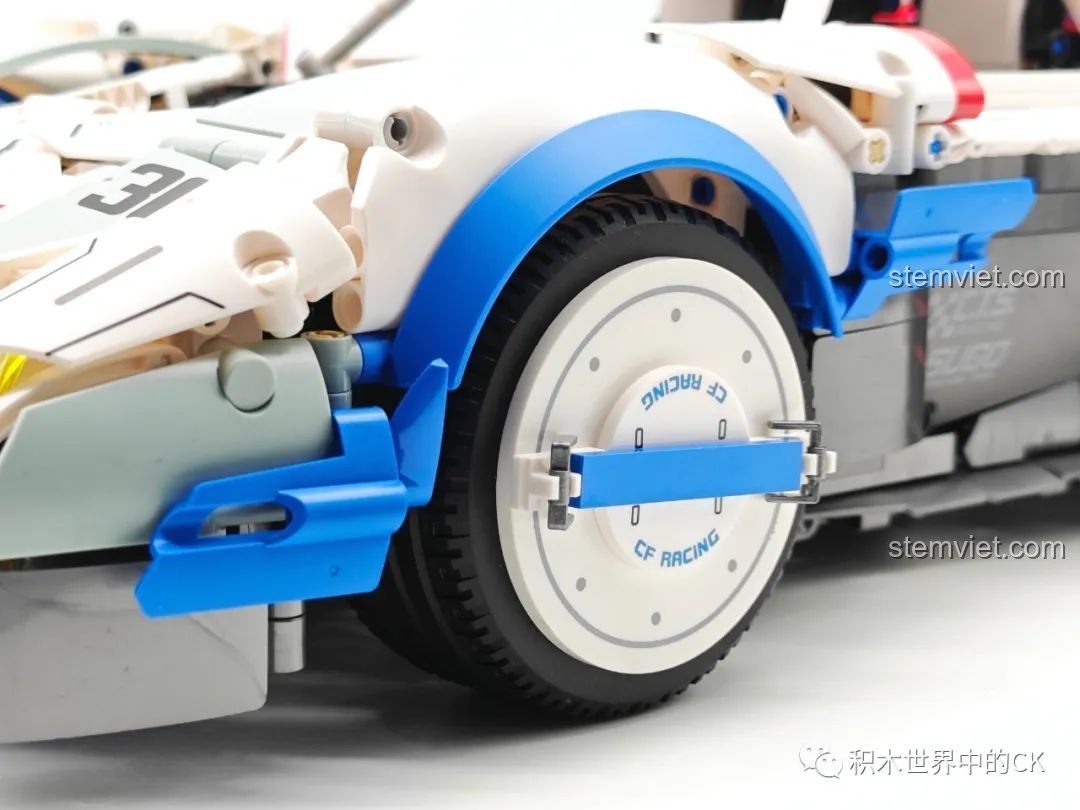 Nhìn vào bên trong buồng lái của mô hình JIESTAR 92033, có thể thấy ghế ngồi của tay đua.