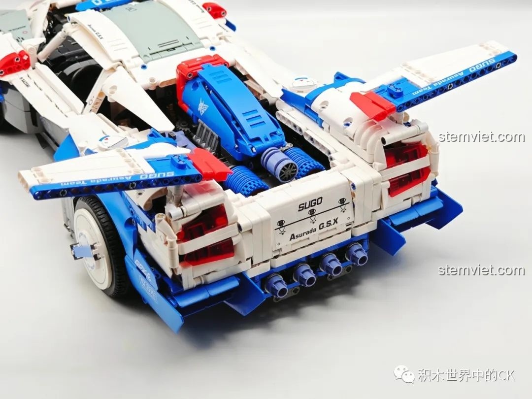 Cận cảnh phần đuôi xe của mô hình JIESTAR 92033 với đèn hậu và hệ thống ống xả chi tiết.