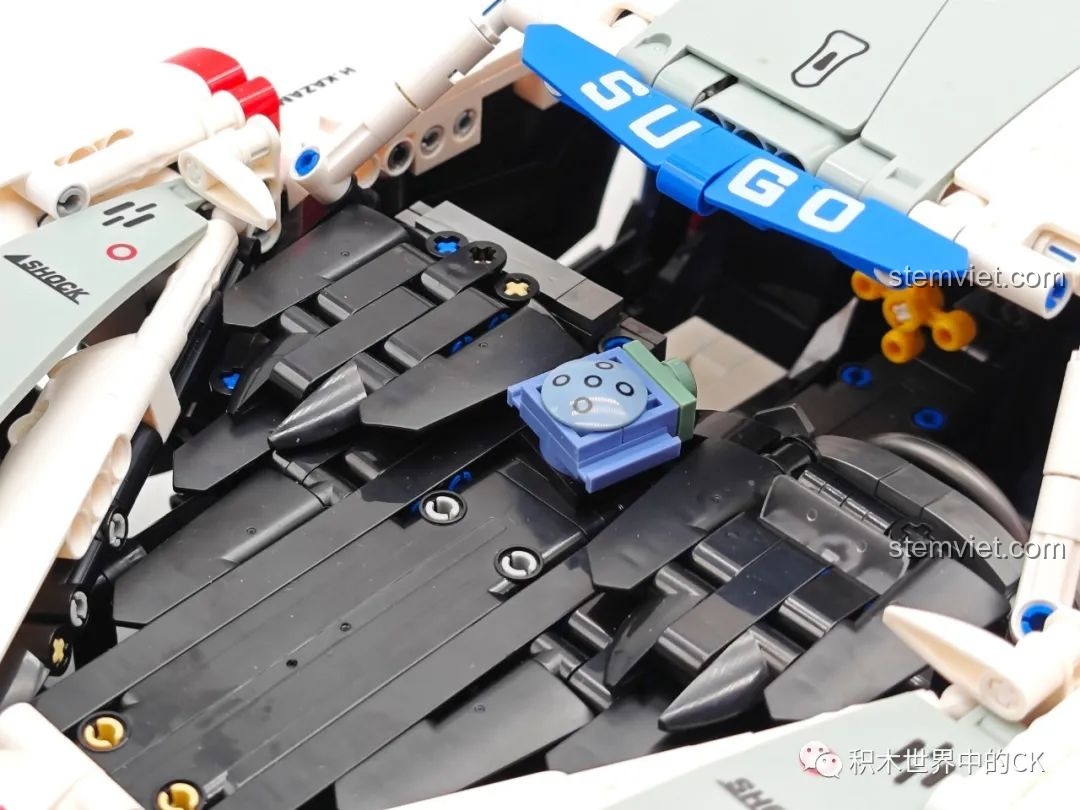 Cận cảnh hệ thống khe thoát khí bên hông của mô hình Xe Đua Công Thức Cyber Formula Asurada G.S.X.