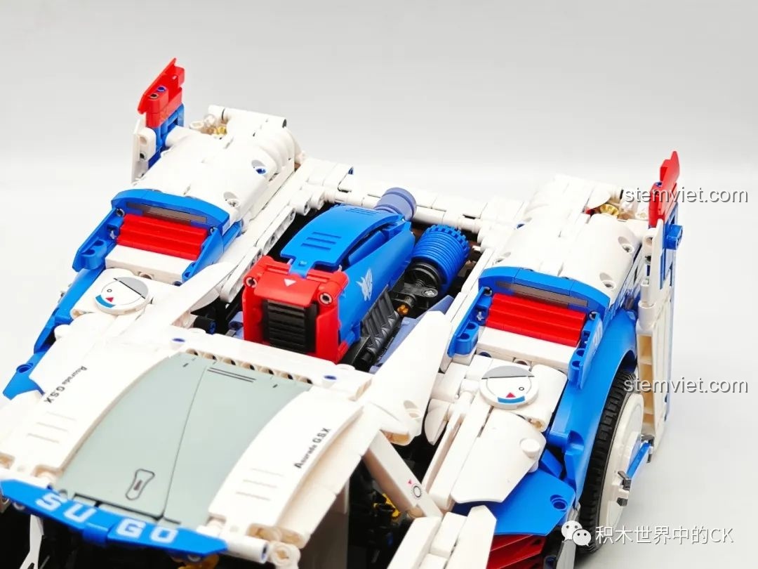 Minifigures được đặt vào bên trong buồng lái của mô hình JIESTAR 92033 Asurada G.S.X.