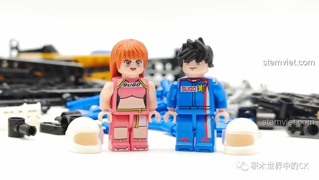 Hai minifigure Kazami Hayato và thành viên đội đua SUGO trong bộ JIESTAR 92033 Xe đua từ Future GPX Cyber Formula.